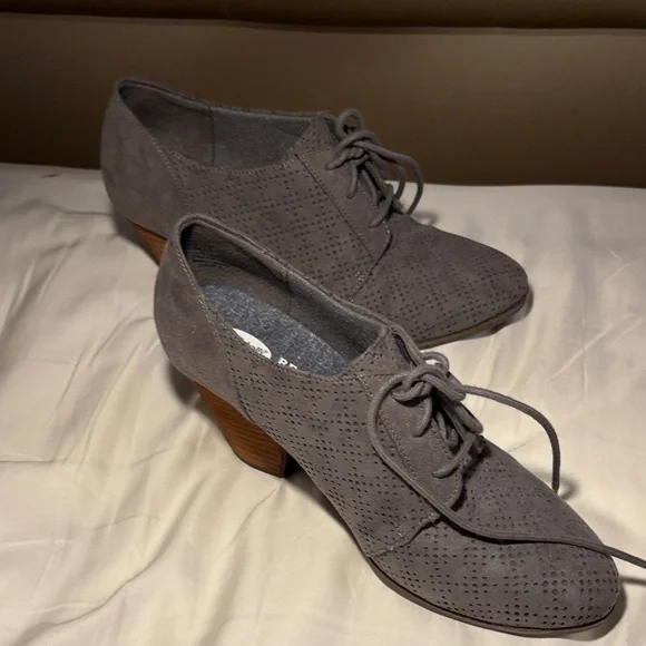 Dr. Scholl's Gray Perforated Heels - Picture 4 of 5